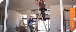 Foto de construtores reformando uma casa